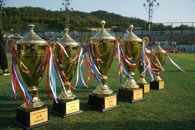 王哲林24+15上海胜福建 高诗岩11+8山东负四川